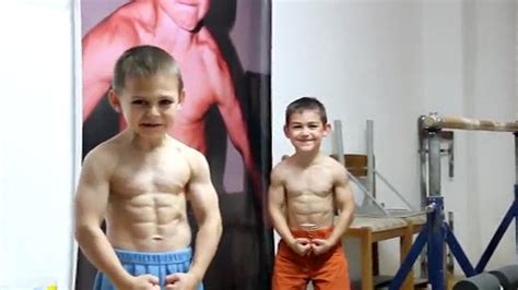 Giuilano 9 Und Claudio 7 Aus Rumänien Sind Kinder Bodybuilder