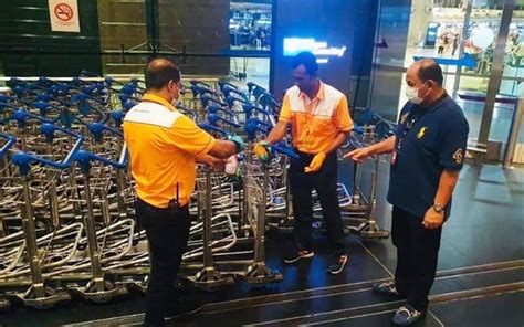 Bayar tak perlu kad kredit. Elak koronavirus di Malaysia , pekerja lapangan terbang ...