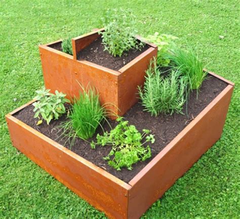 Für hobbygärtner, die beim kochen gerne ihre eigenen kräuter verwenden und ein wenig platz im garten haben, ist eine kräuterschnecke, auch kräuterspirale oder gewürzschnecke genannt. Garten im Quadrat | Kräuterschnecke, Kräuterspirale, eckig ...