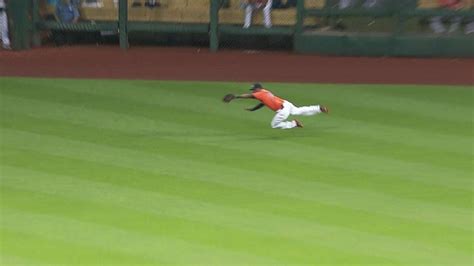 Boshou Hoes Robs Nava Of A Hit With Diving Catch Youtube