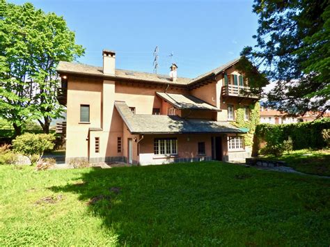 From wikimedia commons, the free media repository. Lago Como Colico Ville Immerse in Parco Secolare