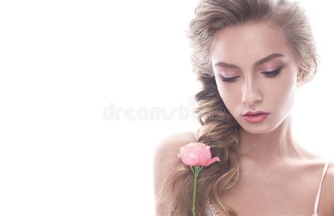 Menina Bonita Na Imagem Da Noiva Com Flor Modele Com Composição Do Nude