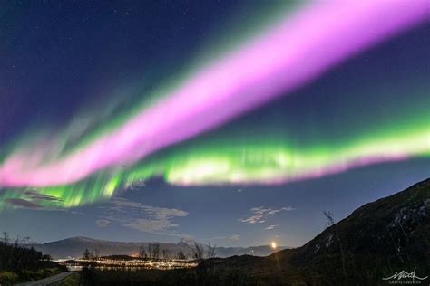 Crack In Earths Magnetic Field Causes Pink Aurora Borealis Archyde