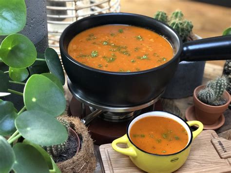 Puntpaprika soep met tomaat maken