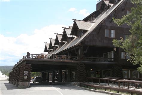 The old faithful inn is a hotel located in yellowstone national park, wyoming, united states, with a view of the old faithful geyser. Old Faithful Inn - Yellowstone National Park - Largest Log ...