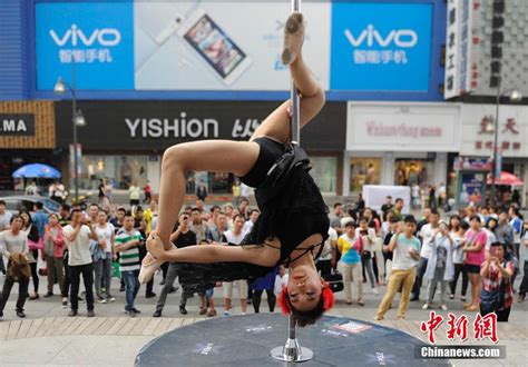 Hot Girls Perform Pole Dance In Downtown Changchun People S Daily Online