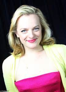 Mad Mens Elisabeth Moss Suffers A Style Catastrophe In Mismatched