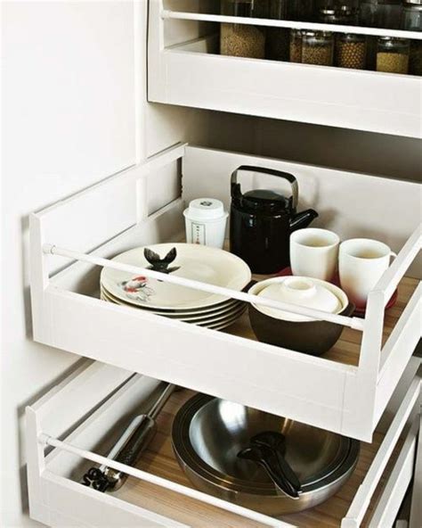 Es gibt verschiedene methoden, einen schrank zu organisieren und die kleidungsstücke zu sortieren. Küchen Geschirr richtig-aufbewahren Tipps Tricks ...