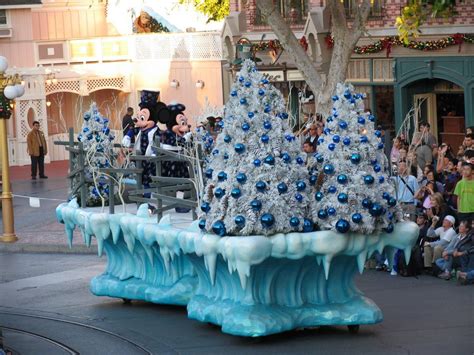 However, other themes geared to winter (at least in the northern hemisphere) are usually acceptable, too. Christmas+Float+Decorations | Christmas Parade Float Ideas | Christmas parade floats, Floating ...
