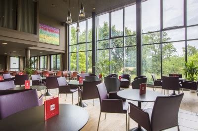 The spacious and modern rooms feature individual climate control, satellite tv, a safe, a work desk, a smartphone docking station, and a bathroom. Park Inn Zurich Airport - Available Rooms