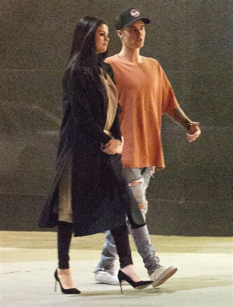 Justin Bieber Selena Gomez Take A Stroll Together In Beverly Hills