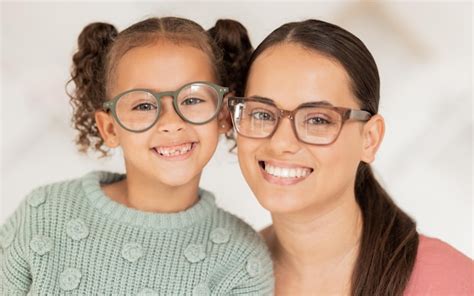Premium Photo Mother Girl And Glasses In Optometry Shop Frame And