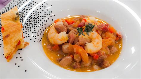 Comenzamos a cocinar las judías pintas con panceta, poniendo una cazuela al fuego con un chorro generoso de aceite. Saber cocinar - Judías pintas con langostinos con hojaldre ...