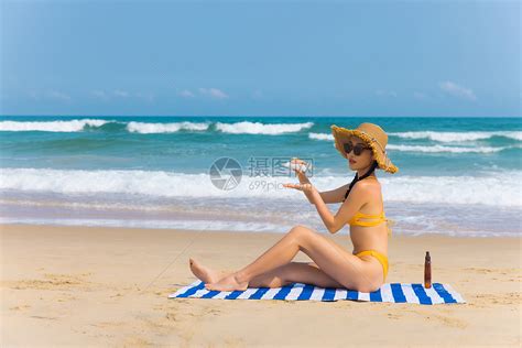 戴草帽比基尼美女沙滩上涂抹防晒高清图片下载 正版图片501754555 摄图网