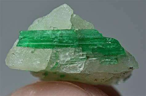 Awesome Naturale Green Emerald Crystal On White Quartz Matrix 8 Carat