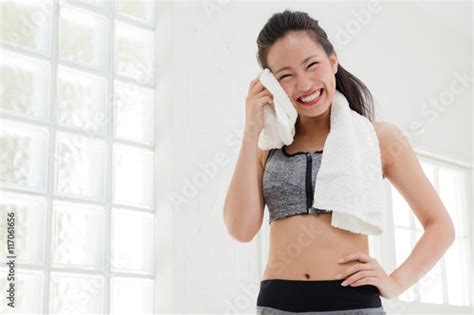 汗を拭く女性 の ストック写真とロイヤリティフリーの画像 Pic 117061656