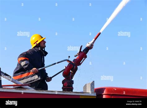 Pompier avec un canon à eau Photo Stock Alamy