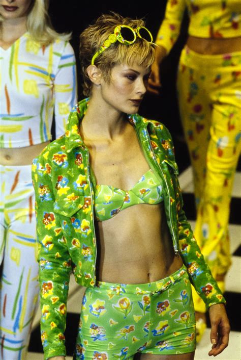 versace spring 1996 ready to wear collection photos vogue 90s runway fashion ropa y