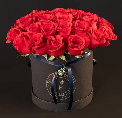 36 Rosas Rojas En Caja Flores Y Fresas