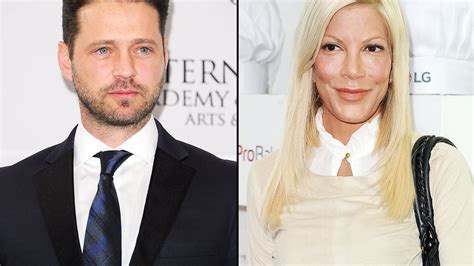 jason priestley bashes tori spelling s sex claims on twitter