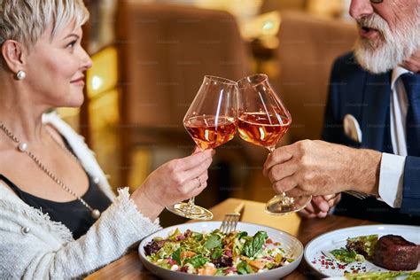 Beau Couple De Personnes âgées Ont Un Repas Dans Un Restaurant Agréable Amoureux Les Hommes Et