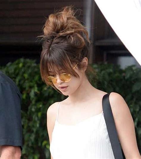 Curl hair, put in bun hair spry it take some curls out of the sides and there u go a messy curld bun :dd. Pin on Selena Gomez