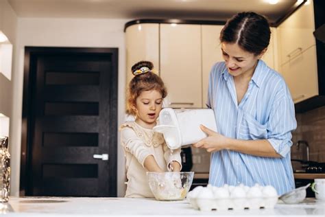 Madre Con Hija Preparando Masa En La Cocina Foto Gratis