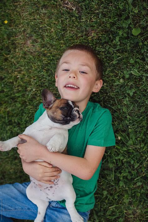 «Young Boy Embrace His Dog» del colaborador de Stocksy «Mauro Grigollo