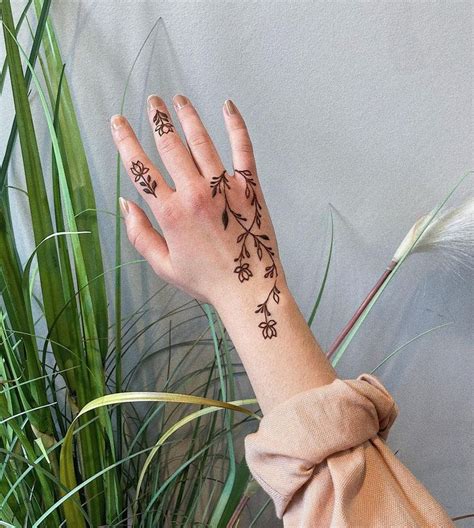 Hennavagabond Deia On Instagram Simple Smallhv Hennavagabond Henna Modern Henna