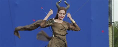 L'impressionnante transformation d'angelina jolie en sorcière démoniaque dans maléfique : Making-of Maléfique : Angelina Jolie prend des risques ...
