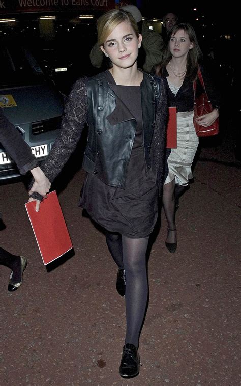 Celebrity Legs And Feet In Tights Emma Watson`s Legs And Feet In Tights 17