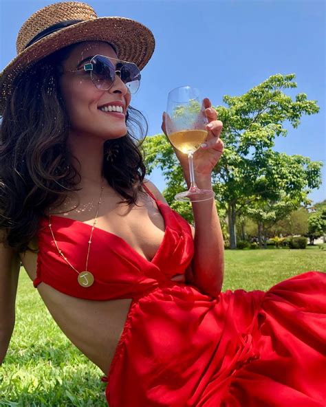 Juliana Paes Posa Com Vestido Sensual E Aproveitando Taça De Vinho Gq