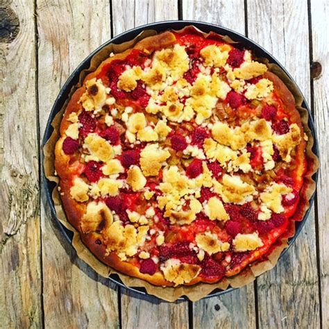 Der obstkuchen geht schnell und einfach. Rhabarber-Erdbeer-Himbeer-Streusel auf Hefeteig - Holla ...