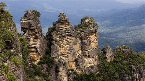 Three Sisters Peculiar Rock Formation In Australias Blue Mountains