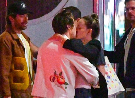 Harry Styles And Olivia Wilde Spotted Kissing After A Romantic Outing In Nyc See Leaked Photos