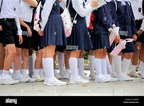 Schoolgirls Japanese Uniform Socks Banque De Photographies Et Dimages à Haute Résolution Alamy