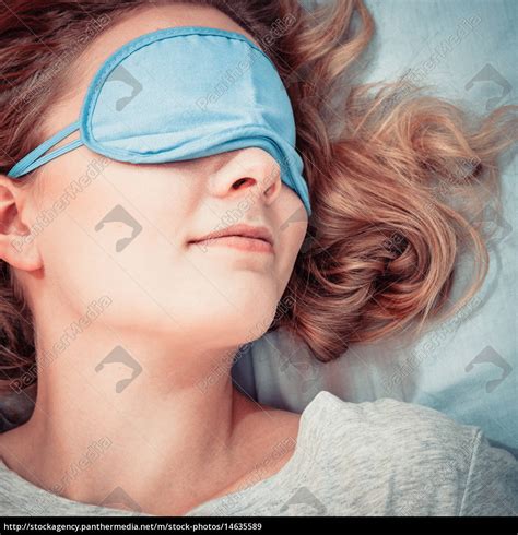 Schlafende Frau Trägt Eine Schlafmaske Augenbinde Lizenzfreies Bild