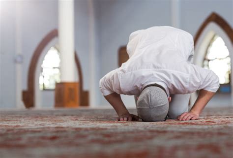 Sholat rawatib mu'akkad totalnya ada 10 atau 12 rakaat, yaitu 2 rakaat sebelum subuh, 2 atau 4 rakaat sebelum zuhur, 2 rakaat. Solat Sunat Rawatib (Sebelum & Selepas Solat Fardhu ...