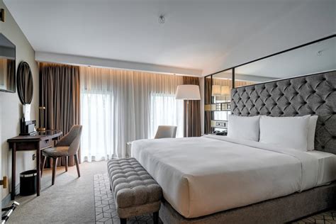 China Custom Made 5 Star Modern Luxury Hotel Bedroom Furniture Set
