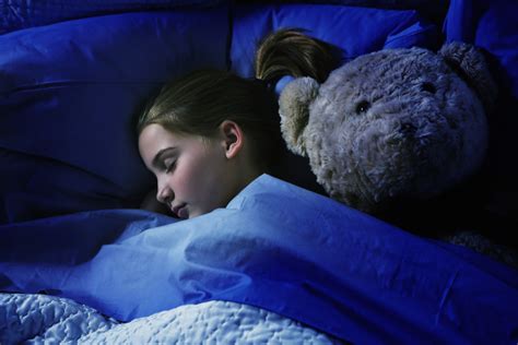 لماذا ينصح بـ نوم الطفل في غرفة مظلمة شبكة ابو نواف