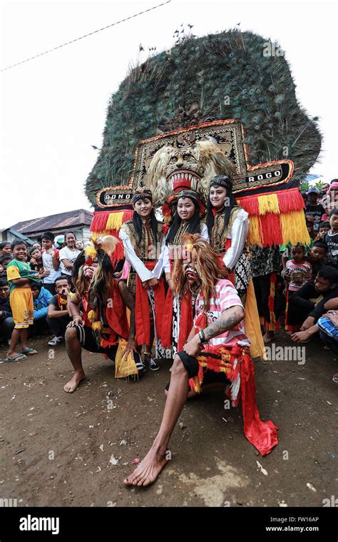 Group Of Players Reog Ponorogo Pose Before Perfoming Stock Photo Alamy