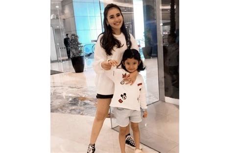 Sedangkan anak saya tinggal dirumah dengan ditemani pembantu. Keseringan Main Game di Gadget, Ayu Ting Ting Marahi Sang ...