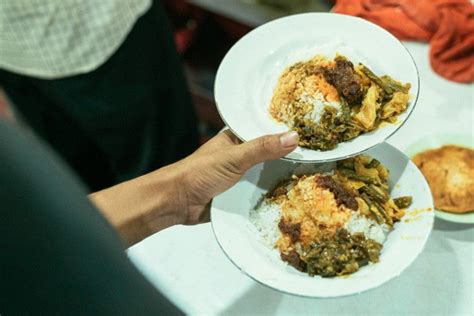 Nasi padang adalah sebutan bagi makanan khas minangkabau, dibeli di restoran khusus yang biasanya sebelumnya, sebutan lazim bagi tempat makan yang menjual masakan khas minangkabau adalah. 8 Restoran Masakan Padang Paling Enak di Jakarta, Pas buat Menu Berbuka