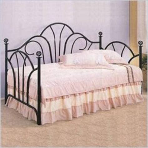 10 shabby chic bedroom ideas 2020 (old but sweet). Black wrought iron day bed- ideas | Guest Room | Pinterest