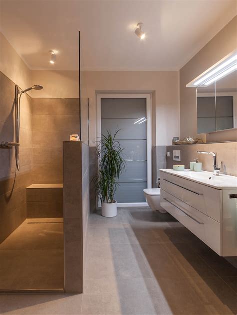 Begehbare Dusche Gro E Waschtischanlage Badewanne Mit Ablagen Und Nischen Small Bathroom