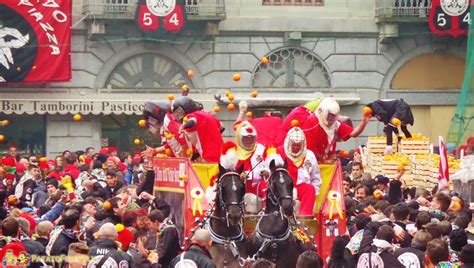 La famosissima battaglia delle arance rievoca proprio questa rivolta: Il Carnevale di Ivrea e la battaglia delle arance ...