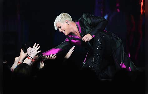 Pics Pink Returns To The Stage In Sydney After Health Scare