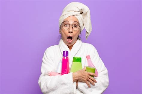 Starszy ładna Kobieta Po Prysznicu Na Sobie Szlafrok Koncepcja Produktów Do Czyszczenia Twarzy