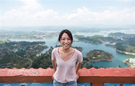 ละเจ้าของเพจ i roam alone หญิงสาววัย 23 ปี ที่ออกเดินทางเที่ยวทั่วโลกมาแล้วกว่า 50 ประเทศ และที่ส. 100 อันดับผู้ทรงอิทธิพลบนยูทูปในประเทศไทย - StarNgage