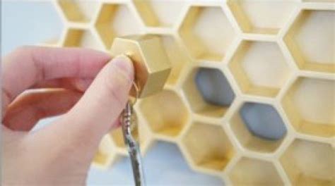ที่ใส่กุญแจรูปรังผึ้ง ทำให้จัดเก็บกุญแจของคุณได้เป็นระเบียบเรียบง่าย ...